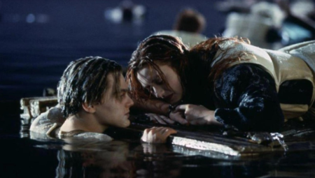 Titanic filmininde Rose’un hayatını kurtaran ikonik tahta kapı, 718 bin dolara satıldı!